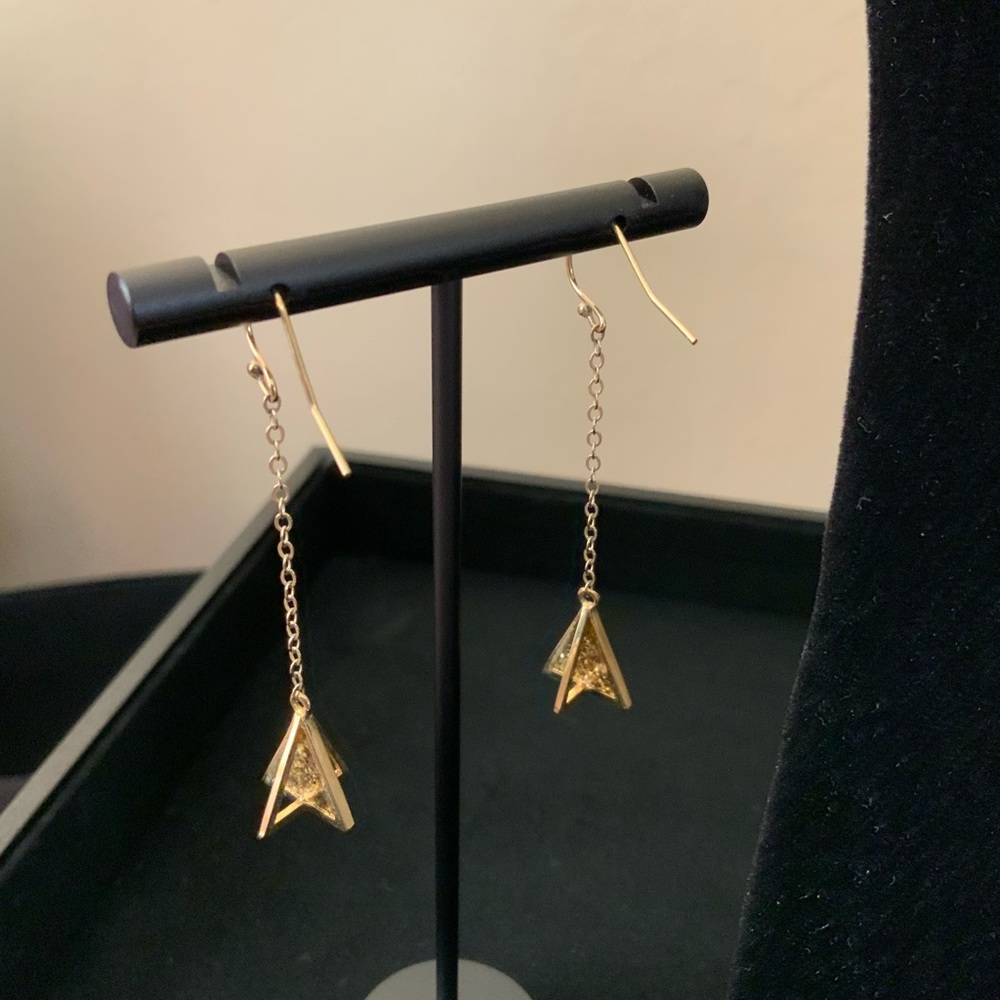 Dangling double-sided glittery pyramid earrings in gold glitter and pastel pink